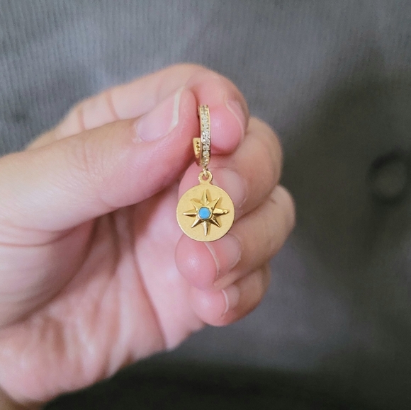 Kate Spade♠️ Gold💛 Star ⭐Medallion Huggie Hoop Earrings - Picture 12 of 16